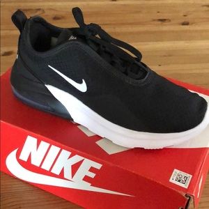 Nike Air Max Motion 2 black/white size 6